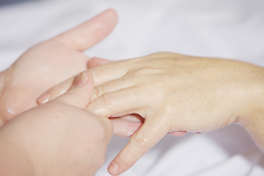 ハンドケアトリートメント | 高槻のヨガサロン Yoga salon Rire